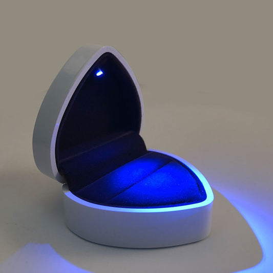 Pudełko na pierścionek w kształcie serca, z podświetleniem LED, ujęcie 2