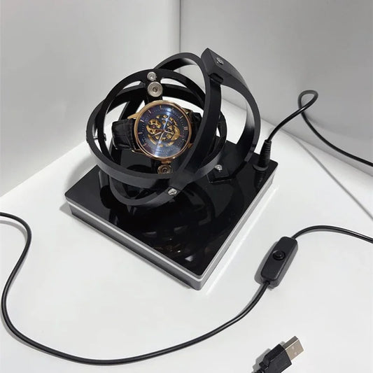Rotomat na 1 zegarek z czarnego akrylu, zasilany przez USB, ujęcie 2