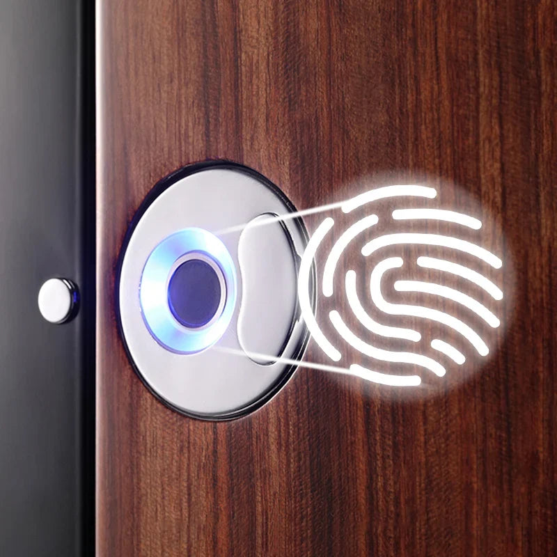 Rotomat na 12 zegarków z ekranem dotykowym i czytnikiem odcisków, ujęcie 4